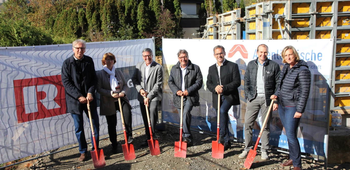 Beim Spatenstich in Feldkirch: Arch. Dipl.-Ing. Reinhard Drexel, Alexandra Schalegg (AH), Vize-Bürgermeister Wolfgang Matt, Ing. Wilhelm Muzyczyn (AH), Ortsvorsteher Peter Stieger, Ing. Christian Jauk (Rhomberg Bau) und Arch. Dipl. Ing. Evelyn Drexel (v. l. n. r.).